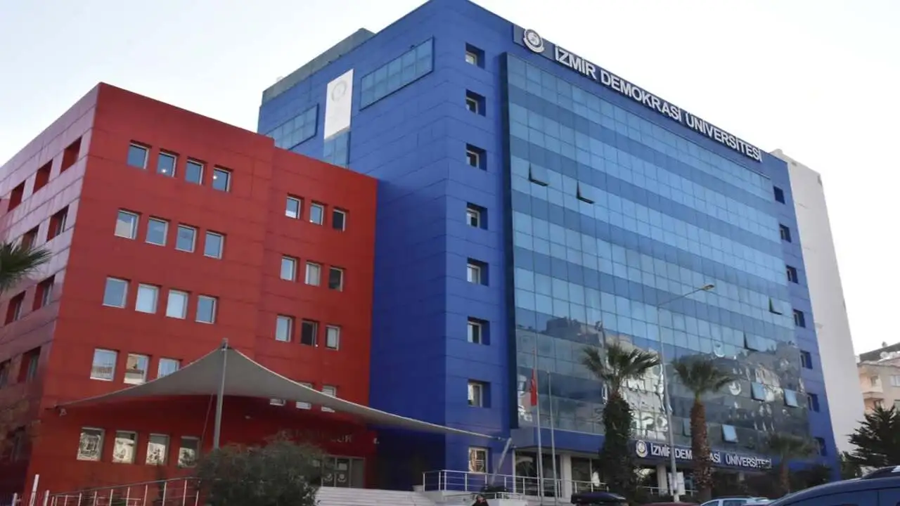 İzmir Demokrasi Üniversitesi